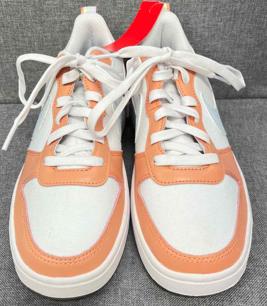 6 Nike Sneakers