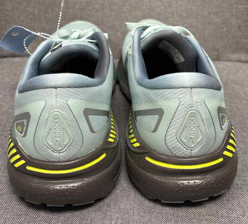 10 Brooks Sneakers