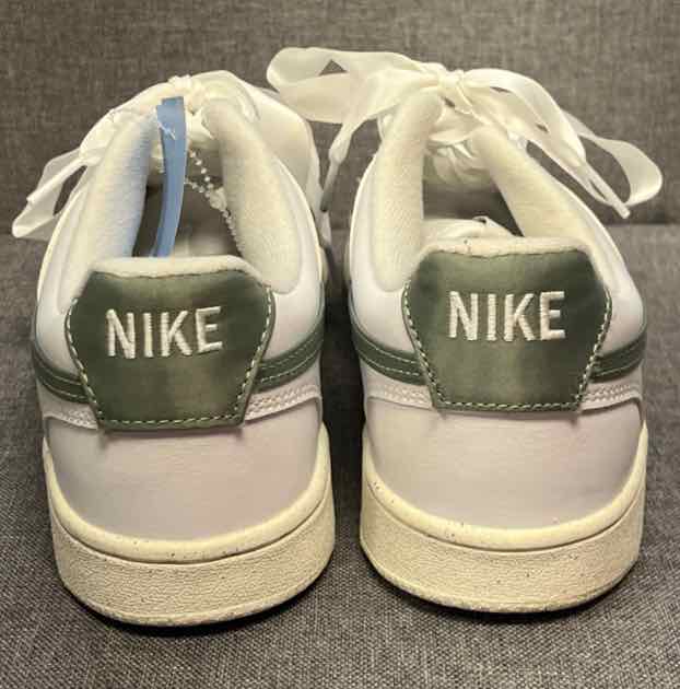 8 Nike Sneakers