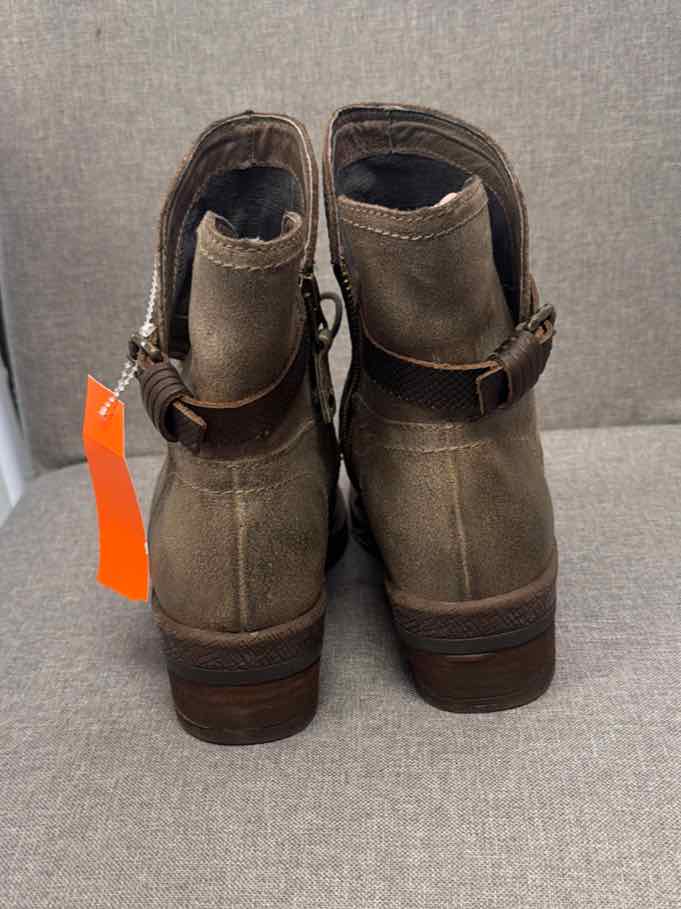 7.5 OTBT Shoes