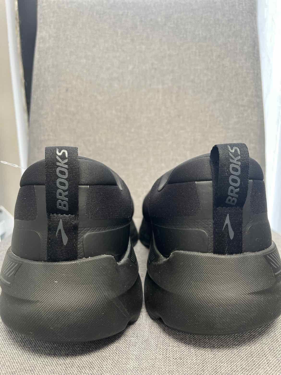 15 Brooks Sneakers