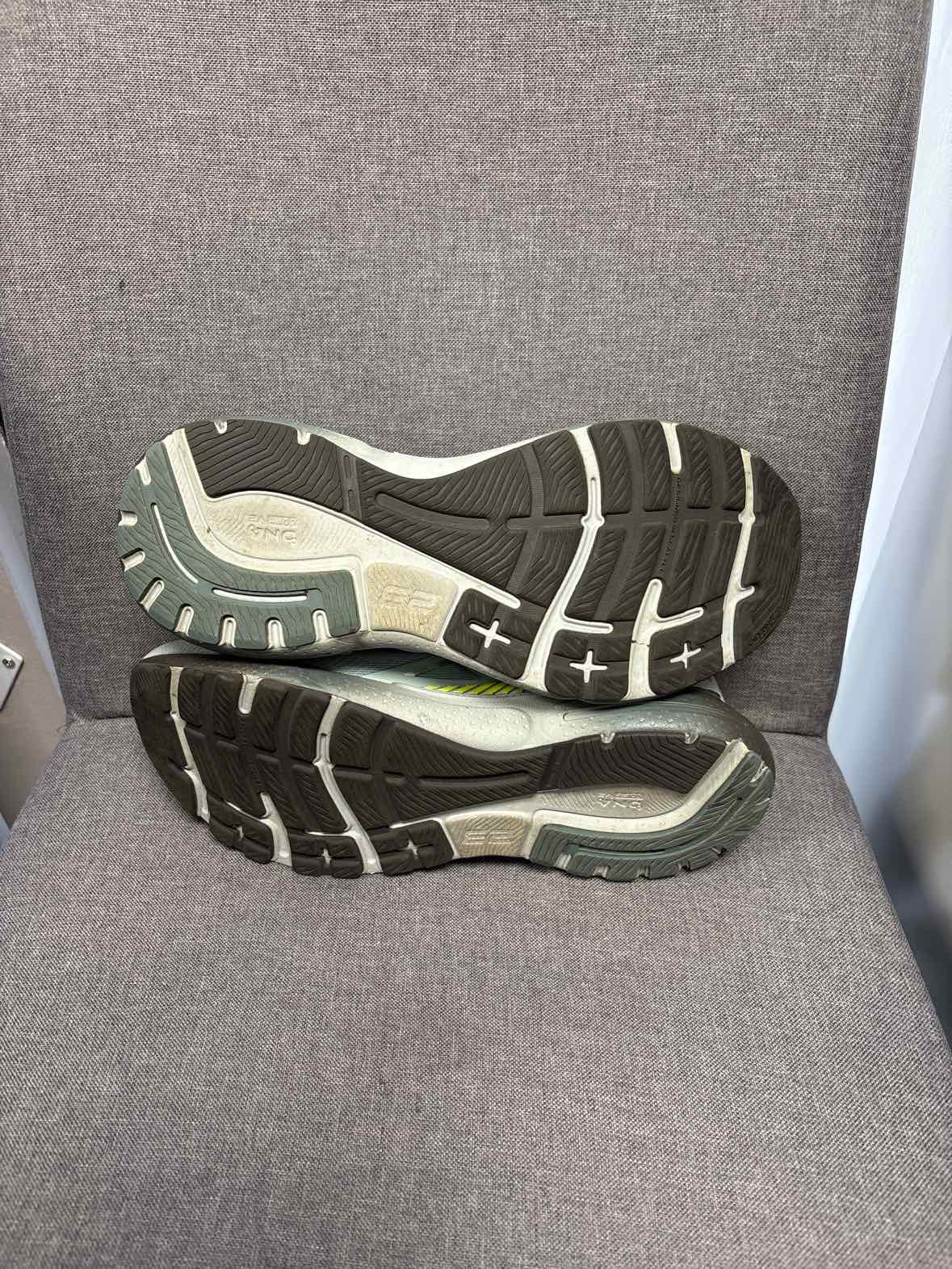 10 Brooks Sneakers