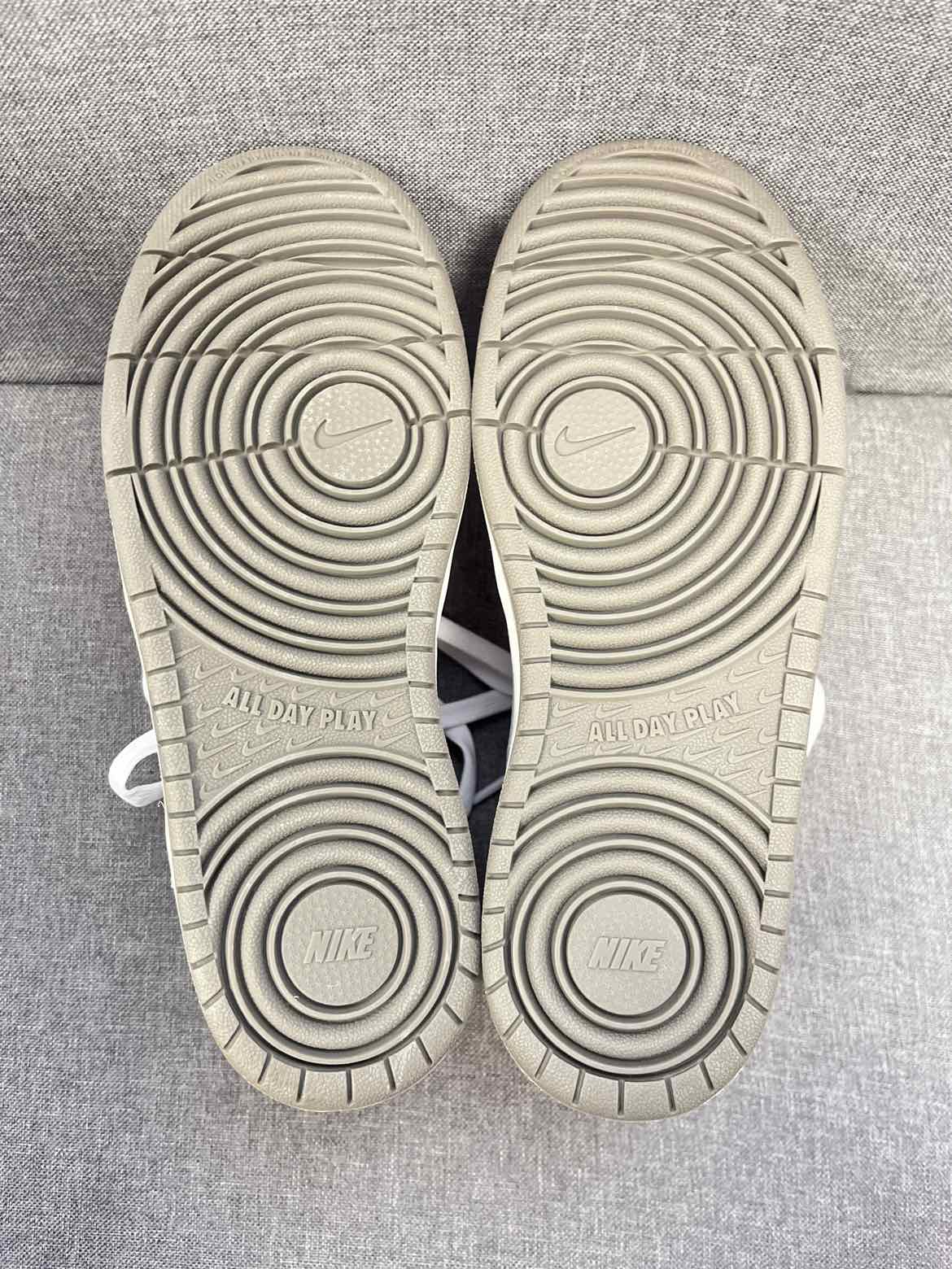 6 Nike Sneakers