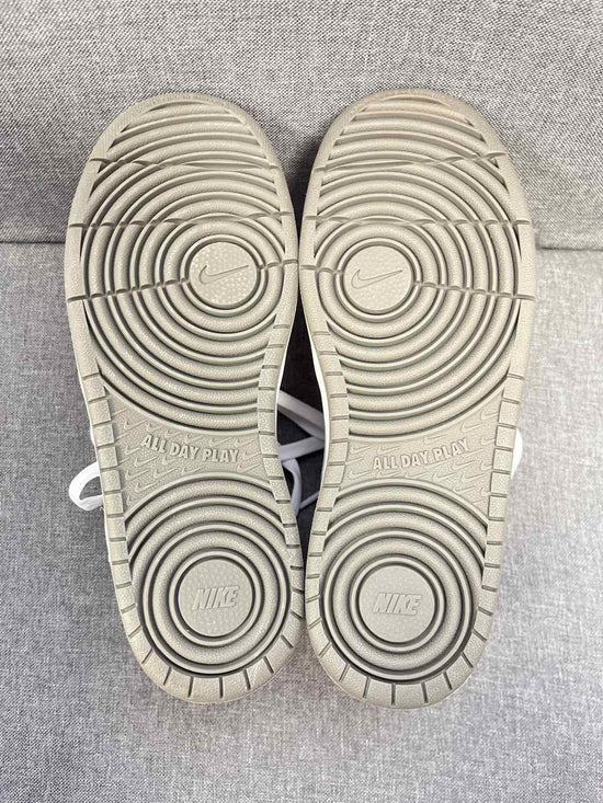 6 Nike Sneakers