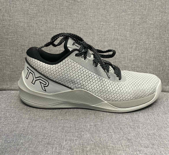 7.5 TYR Sneakers