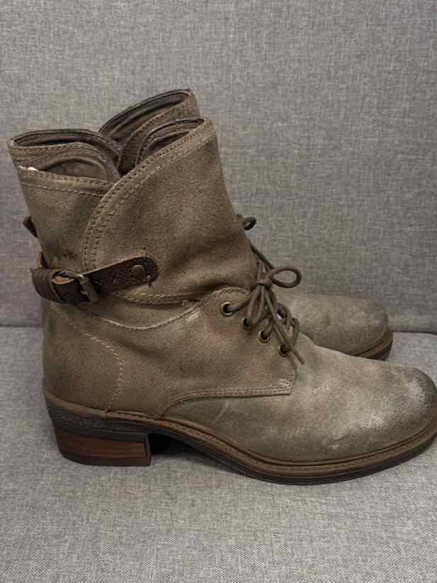 7.5 OTBT Shoes