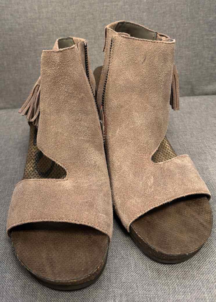 7.5 OTBT Shoes