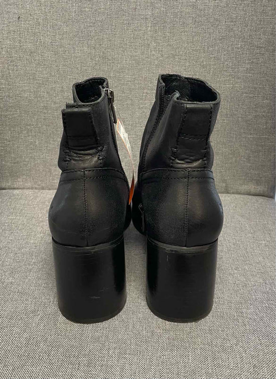 9.5 Lucky Brand Boots