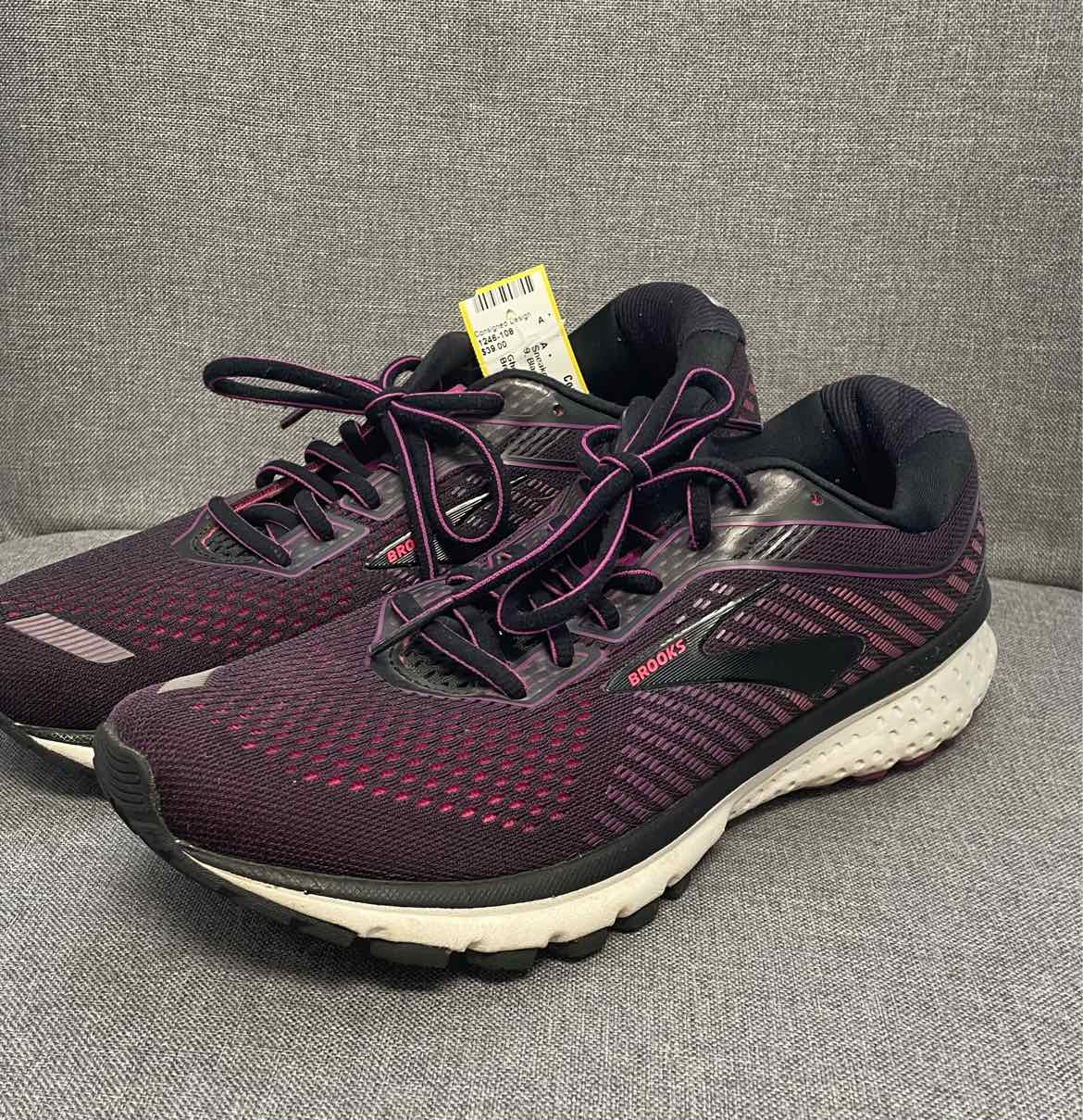 9 Brooks Sneakers
