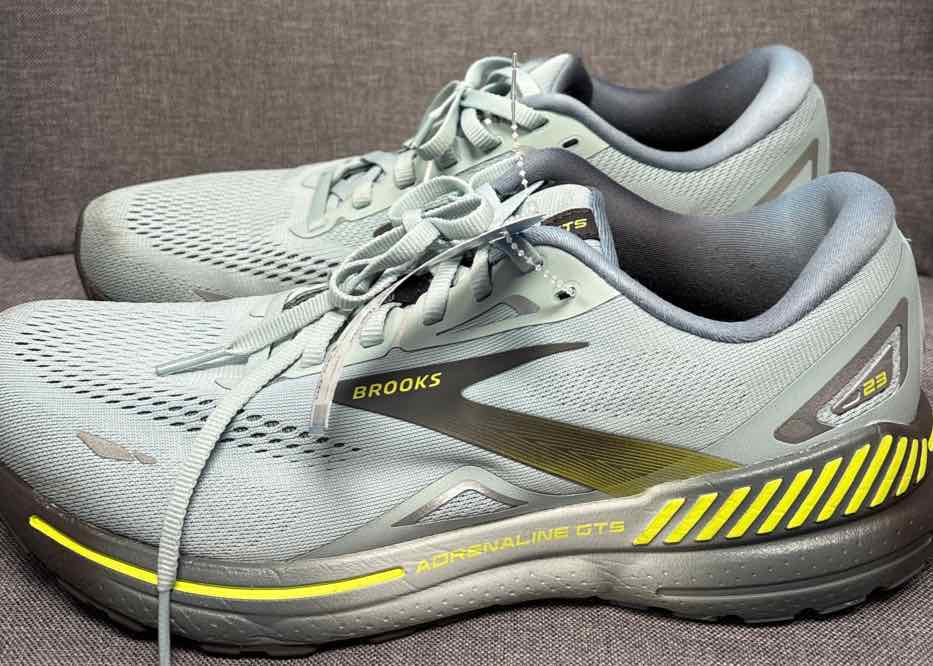 10 Brooks Sneakers