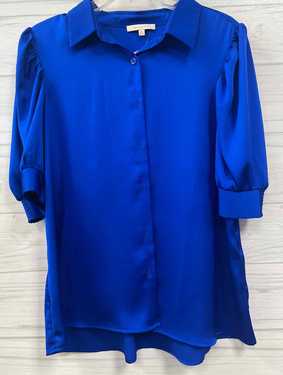 Size M SKIES ARE BLUE Shirt