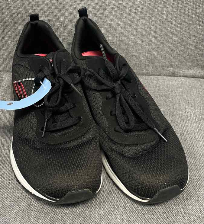 8.5 Sketchers Sneakers