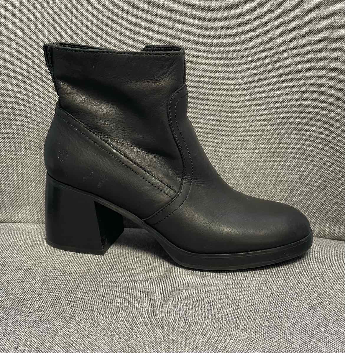 9.5 Lucky Brand Boots