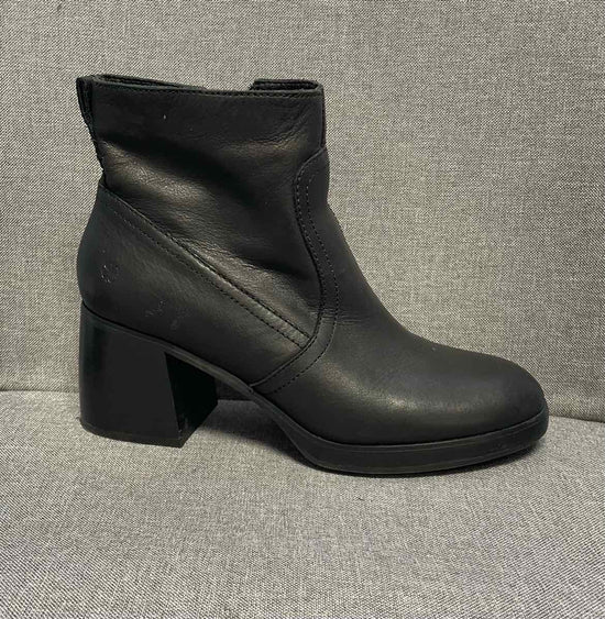 9.5 Lucky Brand Boots