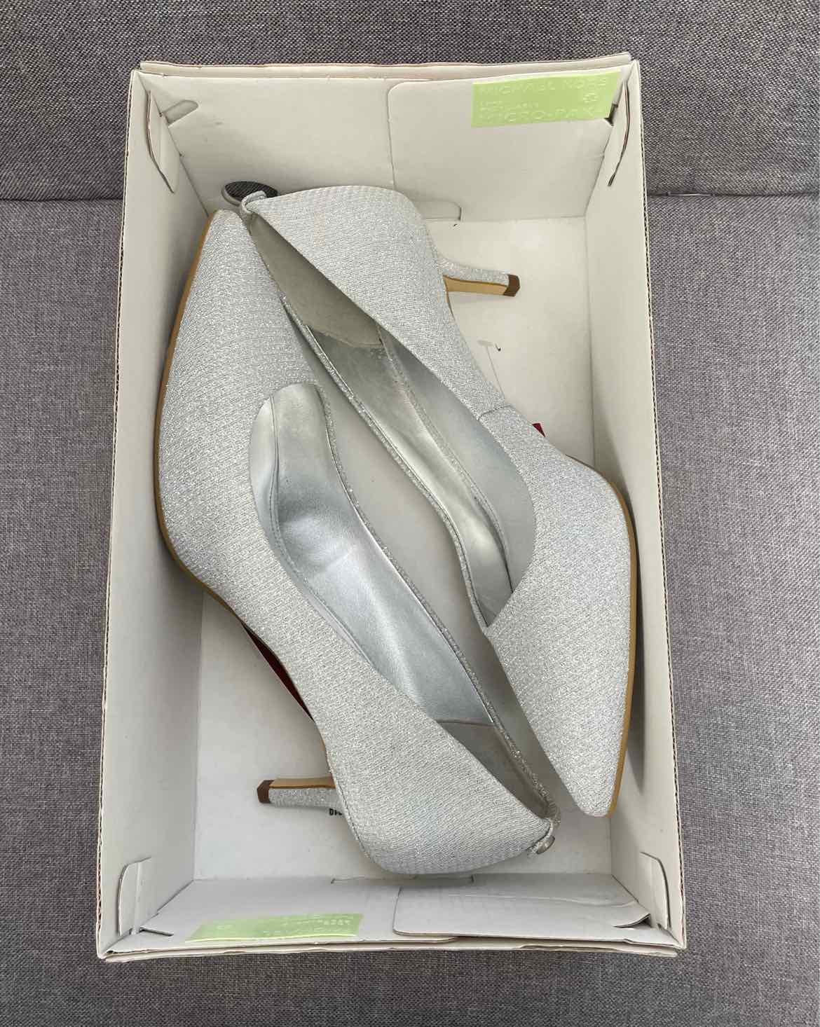 8 Michael Kors Pumps