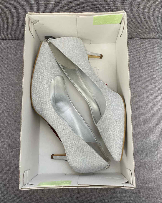 8 Michael Kors Pumps