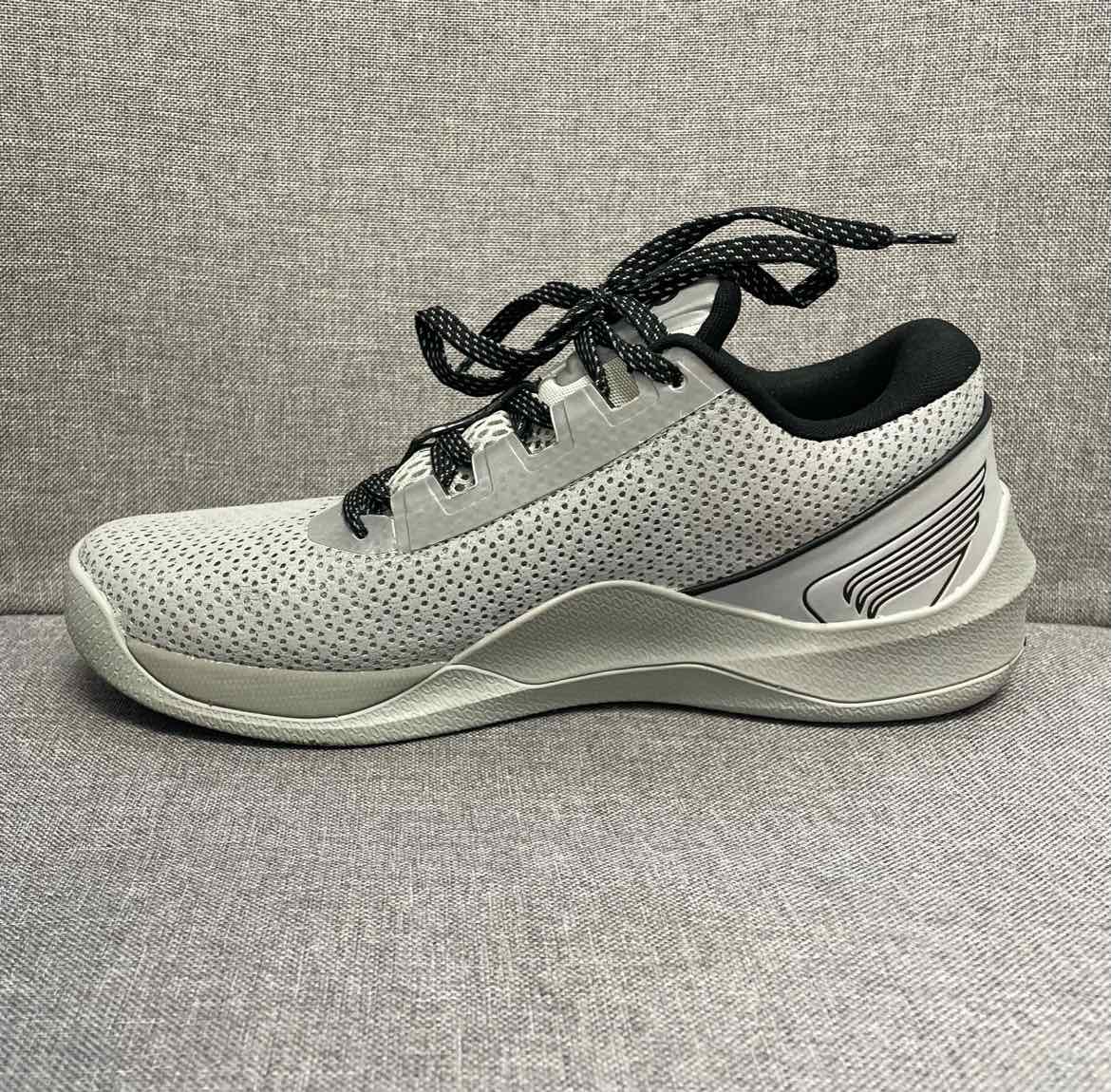 7.5 TYR Sneakers