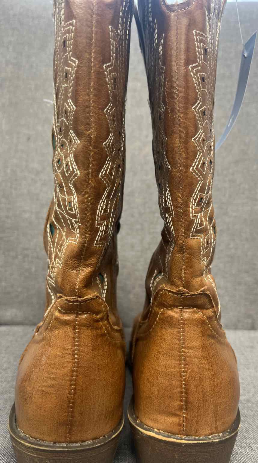 8 COCONUTS Boots