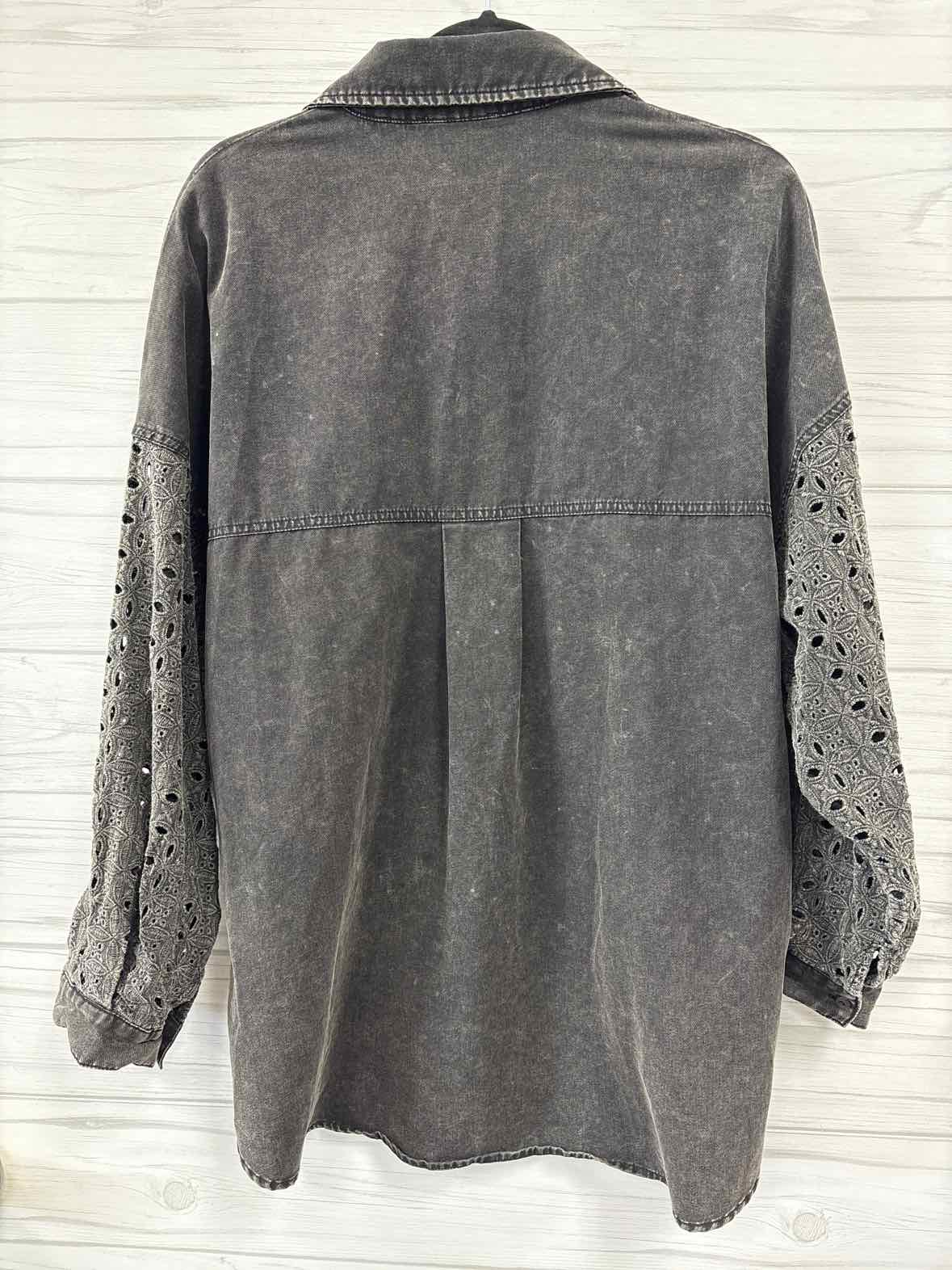 Size S Oli & Hali Shirt