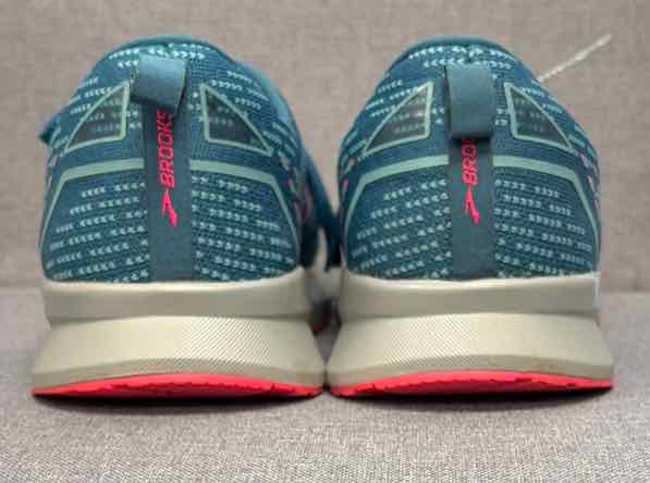 11 Brooks Sneakers
