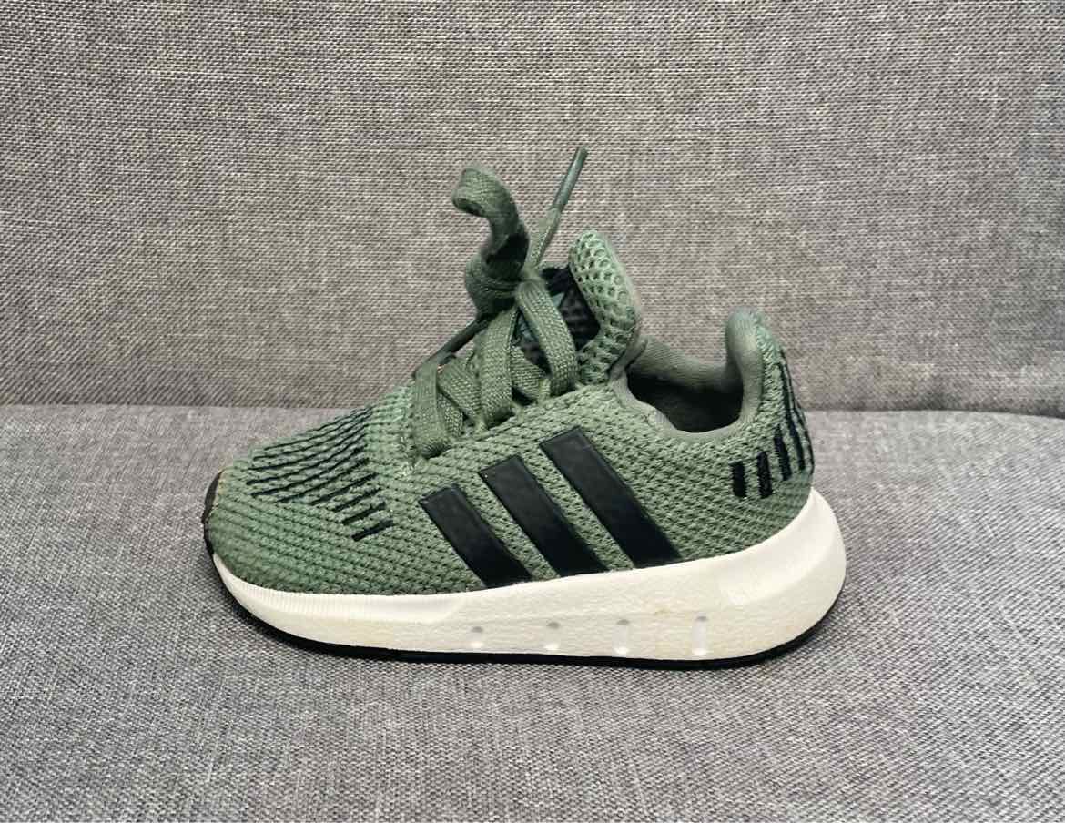 4 adidas Shoes/Boots