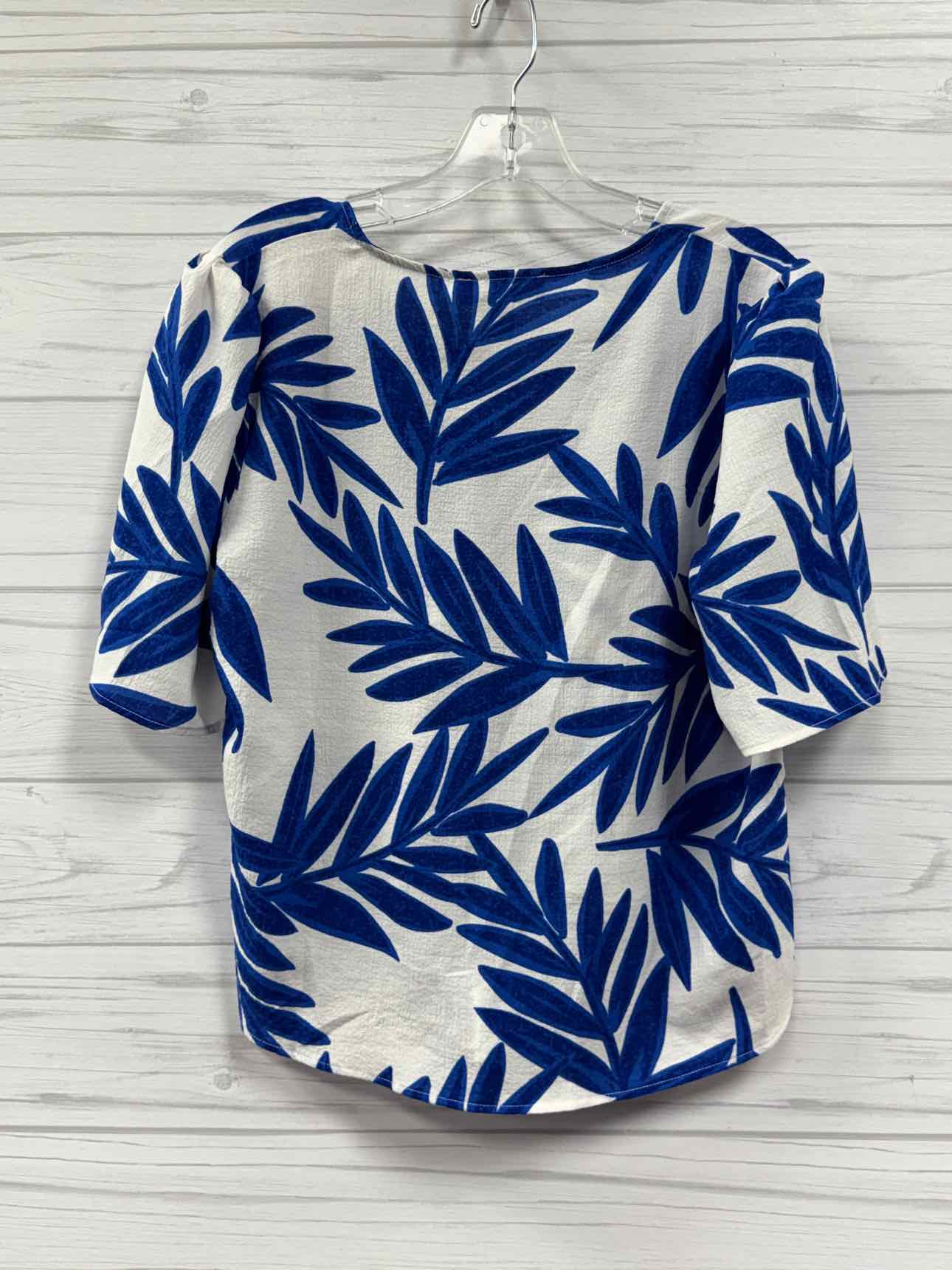 Size M C by one Shirt