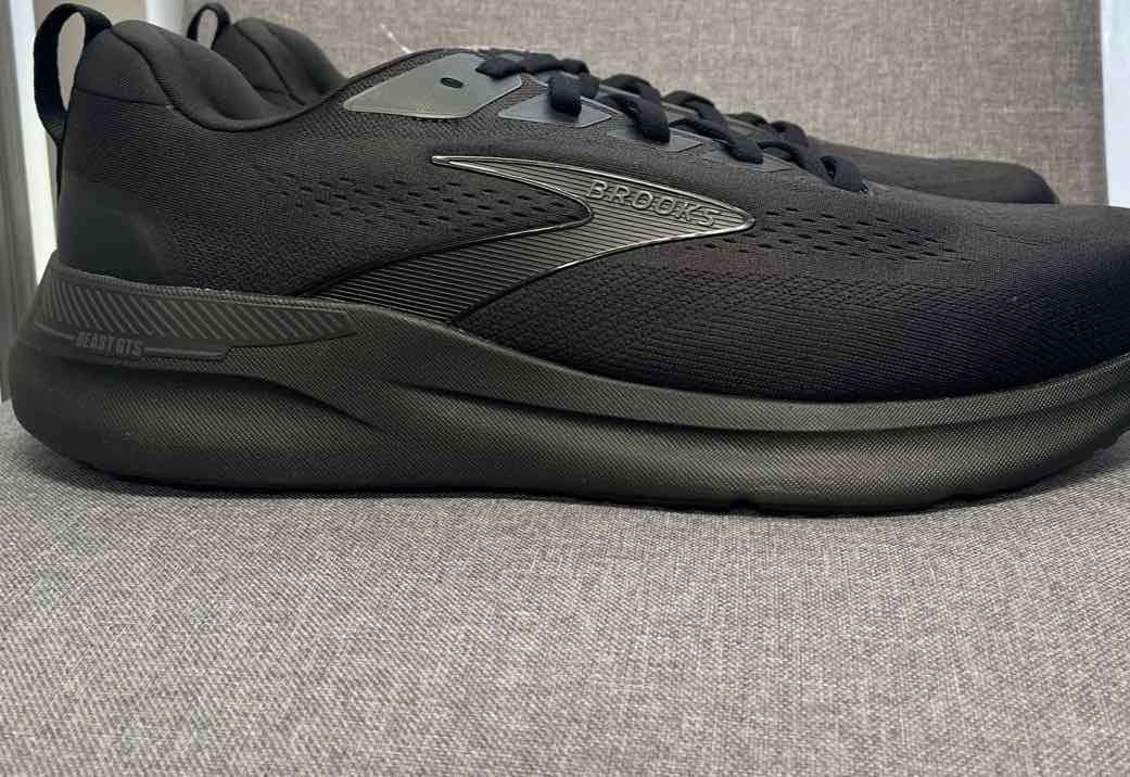 15 Brooks Sneakers