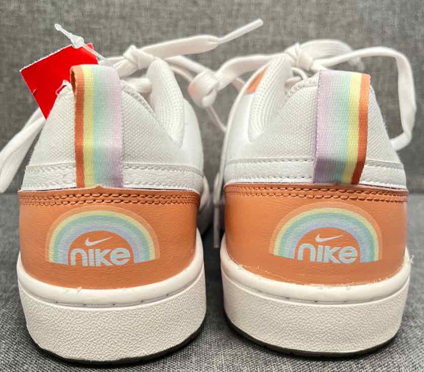 6 Nike Sneakers