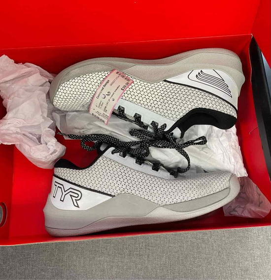 7.5 TYR Sneakers