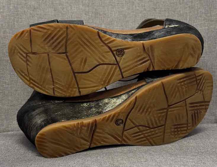 38 Miz Mooz Shoes