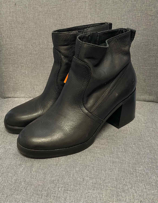 9.5 Lucky Brand Boots