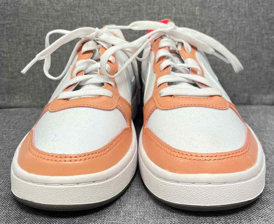 6 Nike Sneakers