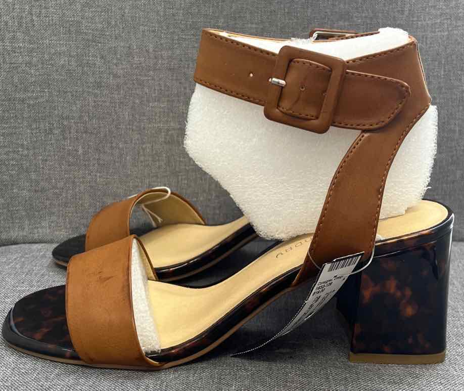 8 CL BY LAUNDRY Sandals