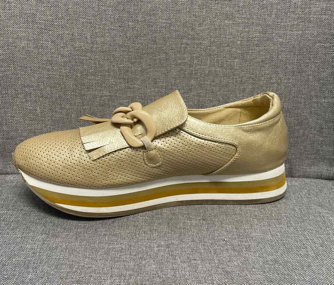 8 COCONUTS Loafers