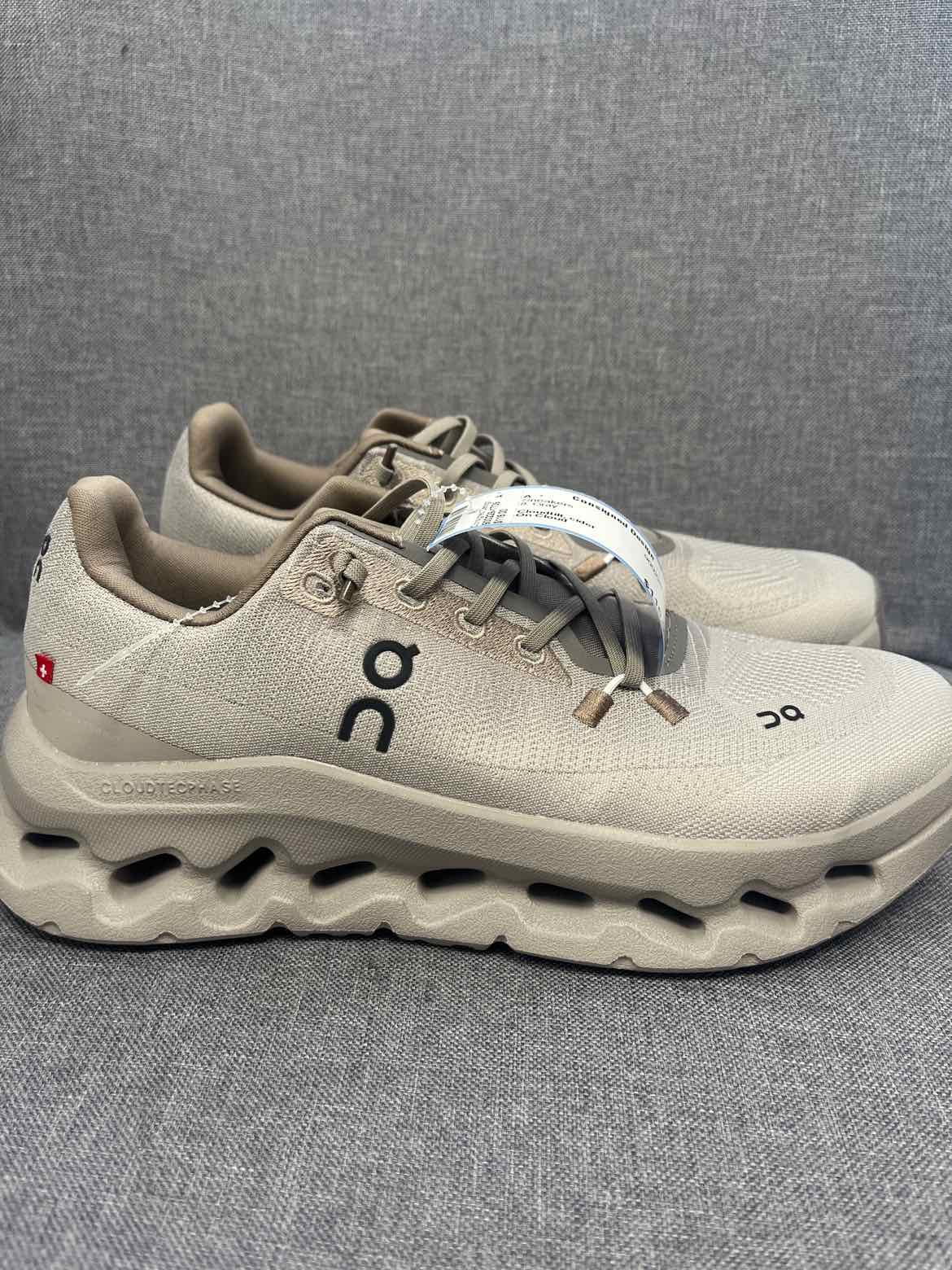 8 On Cloud Sneakers