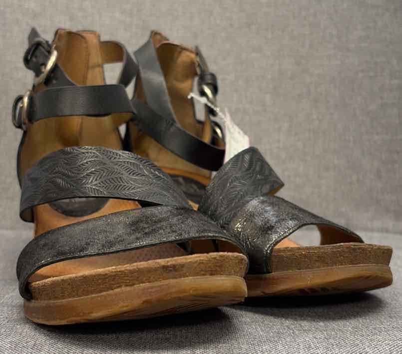 38 Miz Mooz Shoes