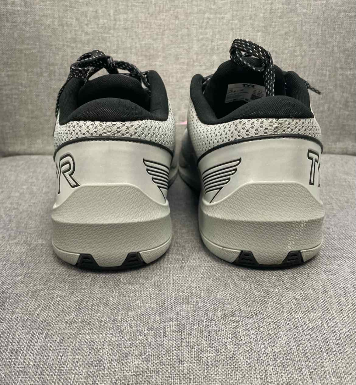 7.5 TYR Sneakers