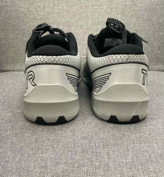 7.5 TYR Sneakers