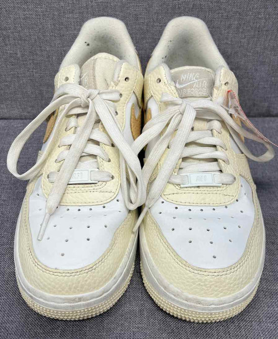 7.5 Nike Sneakers