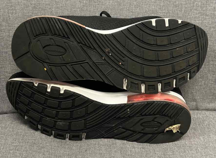 8.5 Sketchers Sneakers