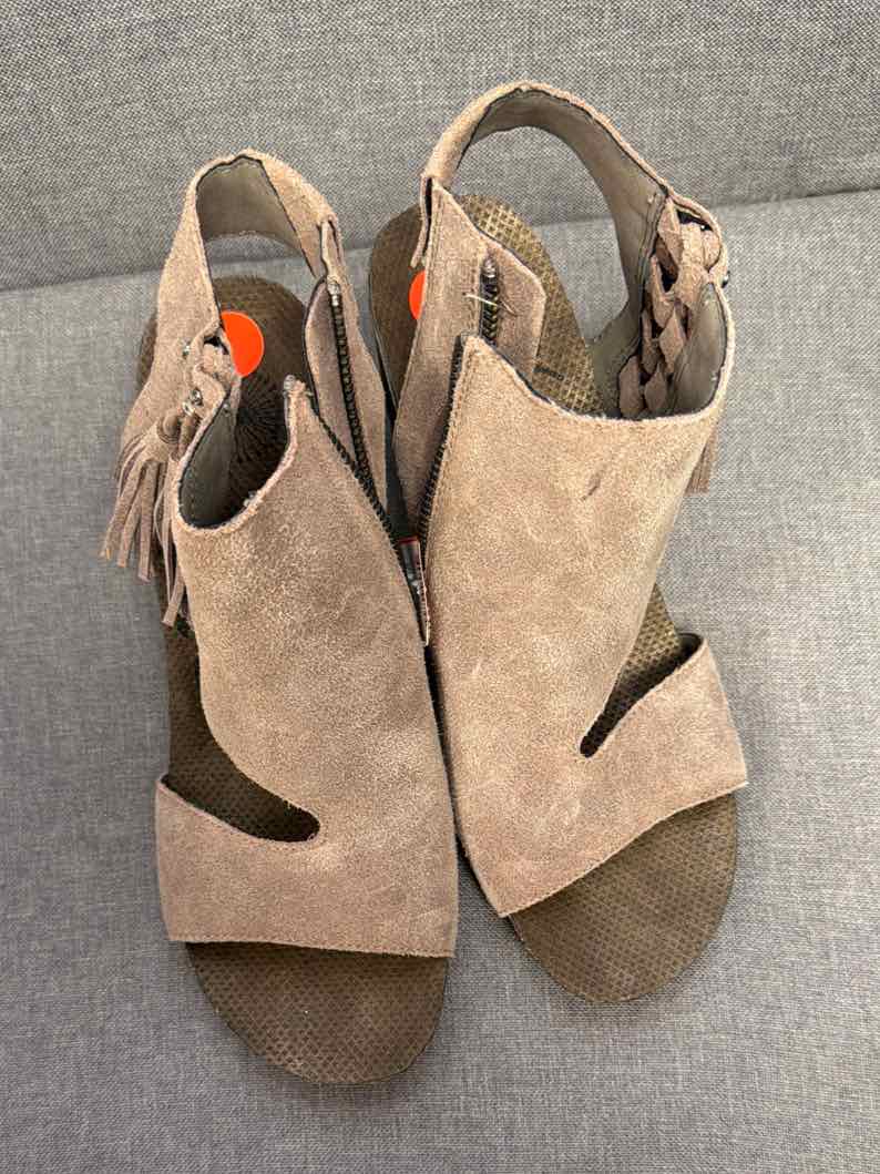 7.5 OTBT Shoes