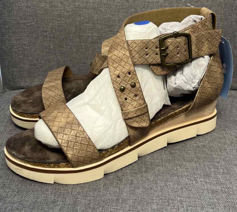 10 Pierre Dumas Sandals