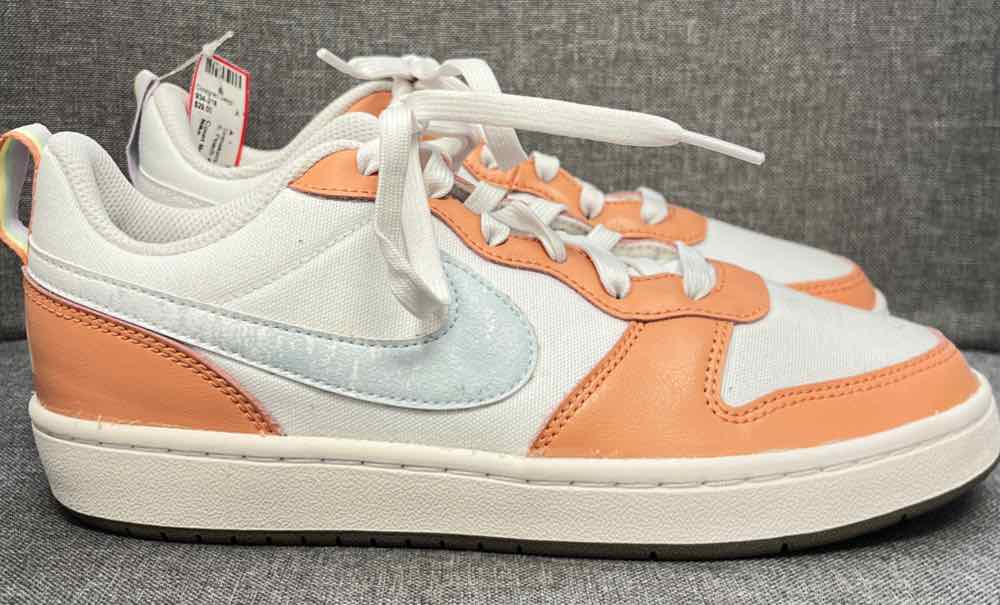 6 Nike Sneakers