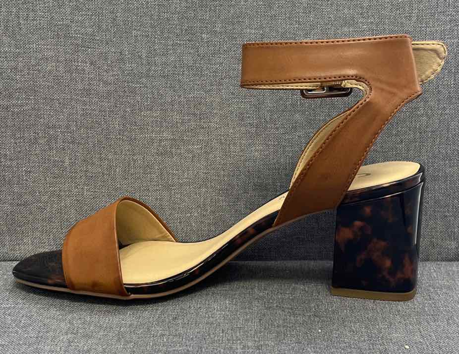 10 CL BY LAUNDRY Sandals